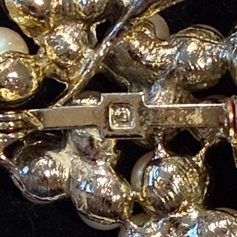 Pearl Gold and Cream Brooch - Picture 5 of 7